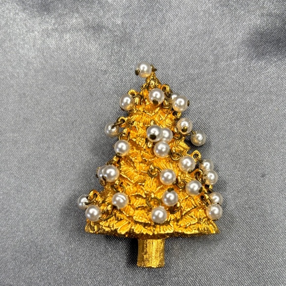 Kenneth Jay Lane Gold and Pearl Christmas Tree Brooch - Picture 1 of 3